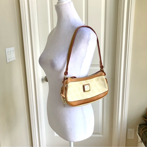 Sold Dooney & Bourke Shoulder Bag in Cream Tan Canvas Leather Signature Logo Y2K - Picture 3 of 7
